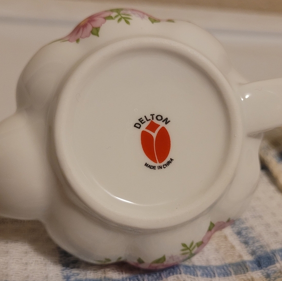 Delton Porcelain Tea Set - Picture 3 of 5
